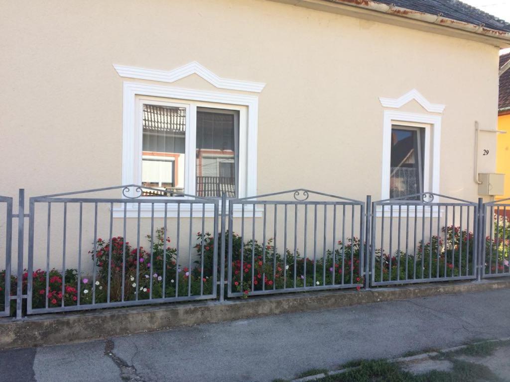 Teraszos Haz Hotel Balatonlelle Exterior foto
